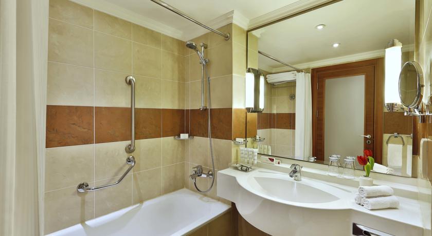 Crown Plaza Amman bath_shower Jordan rejser til jordan dead sea younes rejser