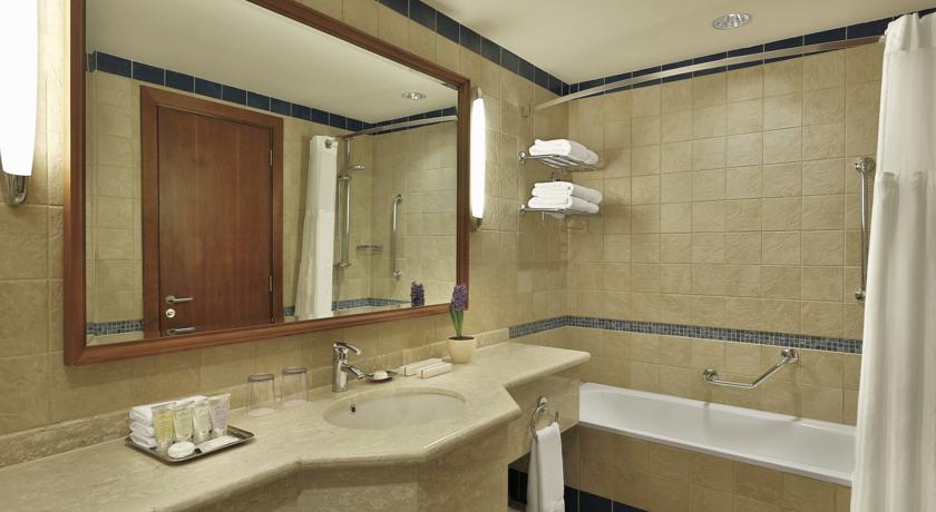 Crown Plaza Dead Sea bathroom Jordan rejser til jordan dead sea younes rejser