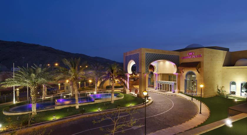 Crown Plaza Dead Sea entrance night Jordan rejser til jordan dead sea bestil ved younes rejser