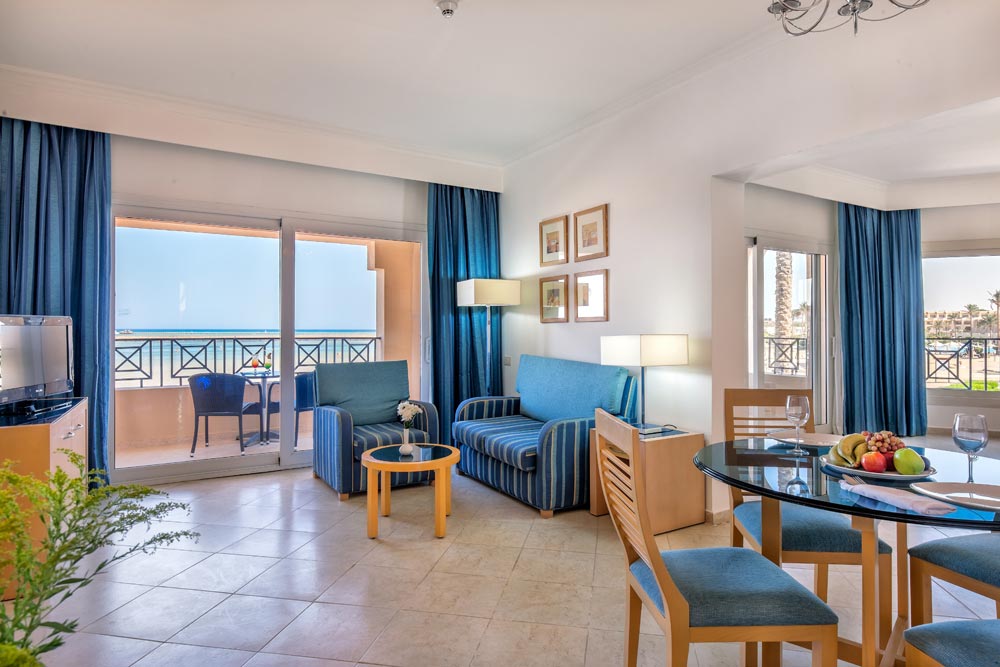 Cleopatra Luxury Resort junior suite dining and living room hurghada egypten rejs med younes rejser