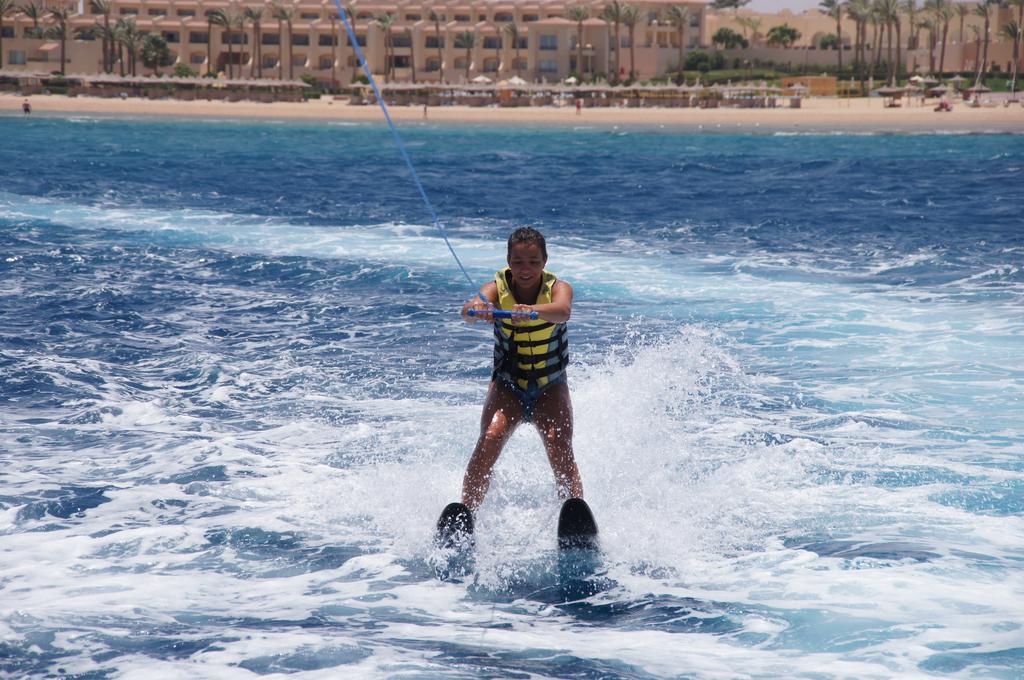 Cleopatra Luxury Resort waterskisport badeferie hurghada egypten rejs med younes rejser