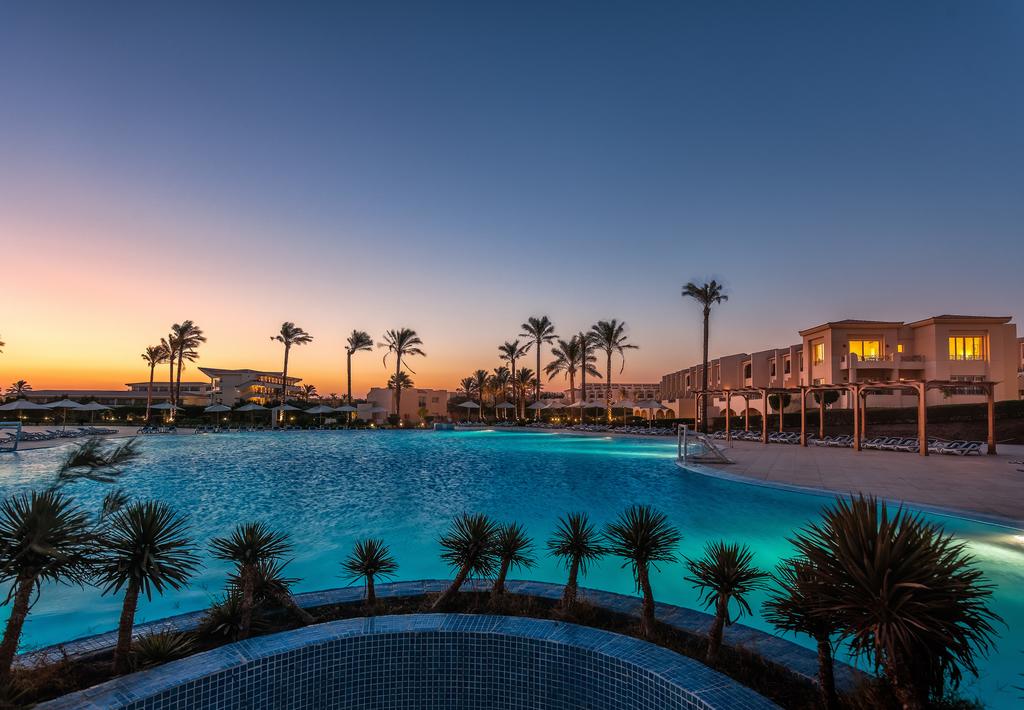 Cleopatra Luxury Resort pool relaxing badeferie hurghada egypten rejs med younes rejser