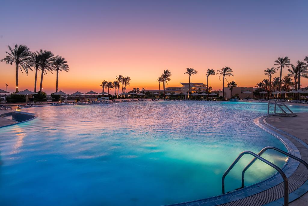 Cleopatra Luxury Resort pool area badeferie hurghada egypten rejs med younes rejser