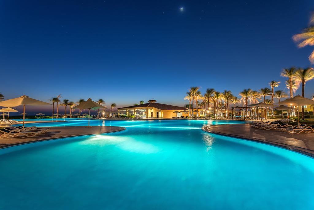 Cleopatra Luxury Resort pool area evening romance hurghada egypten rejs med younes rejser