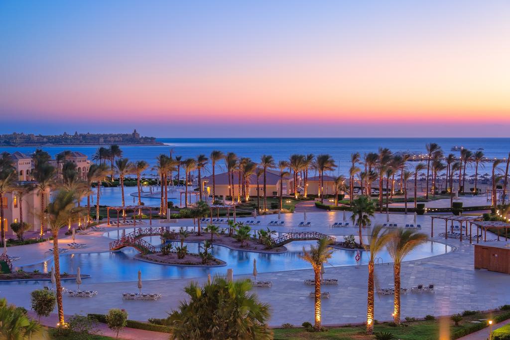 Cleopatra Luxury Resort poolwiev evening sunset hurghada egypten rejs med younes rejser