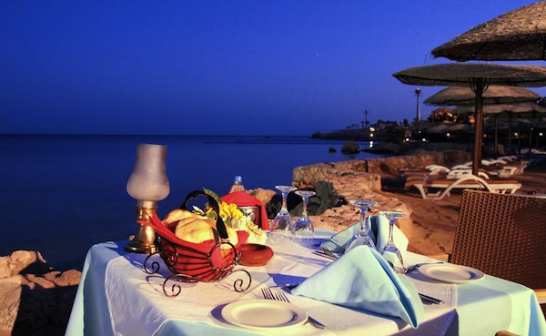 Royal Grand Sharm Resort evening dinner romantik beach view badeferie sharm el sheik egypten rejs med younes rejser