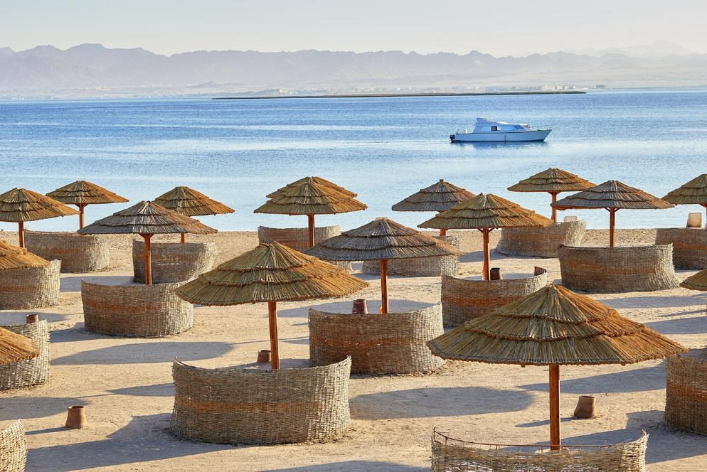 Sheraton Sharm Hotel beach badeferie sharm el sheik egypten rejs med younes rejser