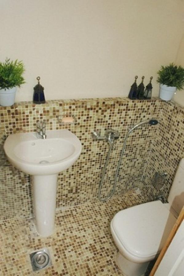 Younes Rejser Oriental Dream felucca Aswan bathroom