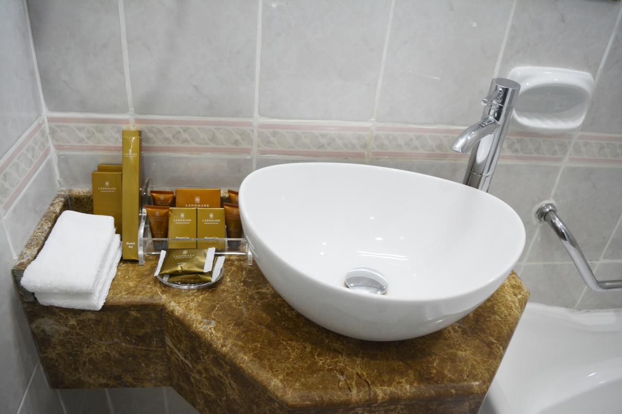 Landmark Plaza Hotel Dubai bathroom