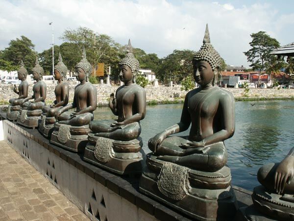 Colombo_buddhas_Sri_Lanka_YounesRejser